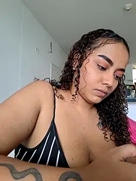 Snapshot of curly_girl_31 chatting on May 26, 2026, 8:18 pm curly girl 31 online show from May 26, 2026, 8:18 pm