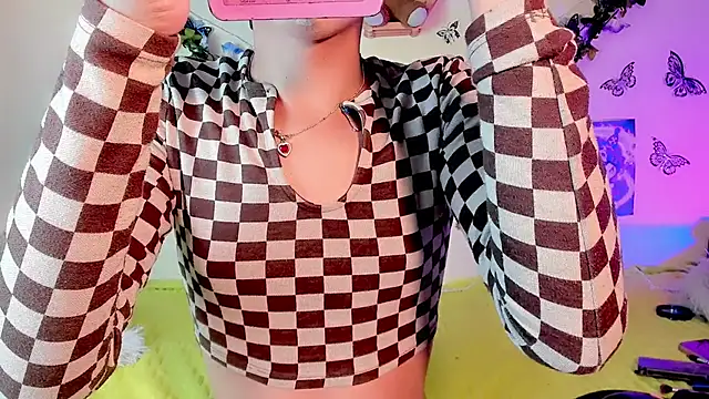 Miss-Saraii online show from April 15, 2026, 4:22 pm