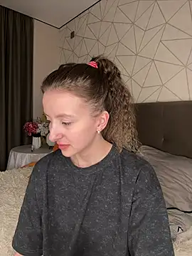 Dream Woman4U online show from April 13, 2026, 3:32 am