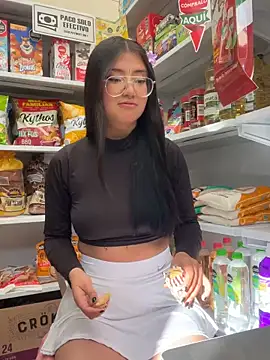 StrawberryPink  online show from February 28, 2026, 12:38 pm