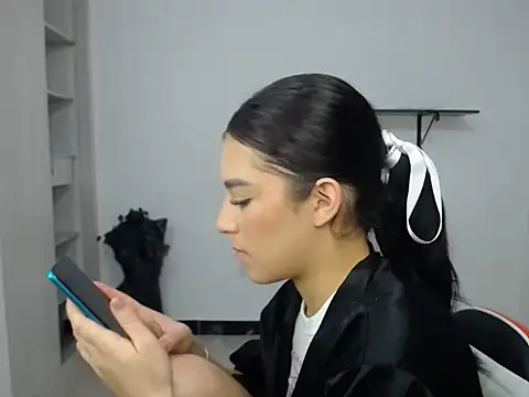 luisandri  online show from February 10, 2026, 4:33 am