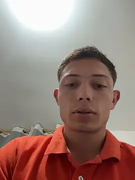 Snapshot of santiObrero chatting on May 23, 2026, 11:48 pm santiObrero online show from May 23, 2026, 11:48 pm