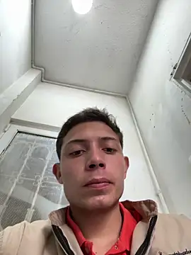 Snapshot of santiObrero chatting on May 22, 2026, 3:21 pm santiObrero online show from May 22, 2026, 3:21 pm