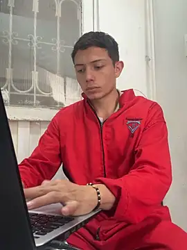 Snapshot of santiObrero chatting on April 28, 2026, 3:38 pm santiObrero online show from April 28, 2026, 3:38 pm