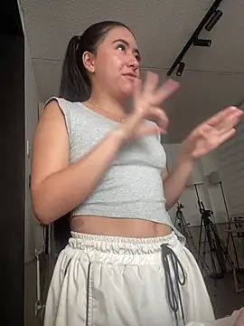 AuroraJohns Pink online show from February 8, 2026, 8:39 pm