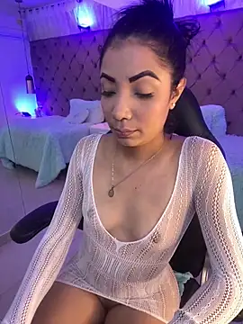 Auri   online show from April 1, 2026, 7:44 pm