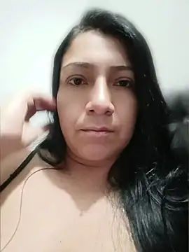 Snapshot of Katysaez chatting on May 22, 2026, 4:32 am Katysaez online show from May 22, 2026, 4:32 am