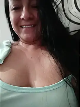 Snapshot of Katysaez chatting on May 14, 2026, 5:04 am Katysaez online show from May 14, 2026, 5:04 am
