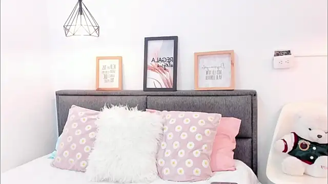 annarosse  online show from February 13, 2026, 6:19 pm