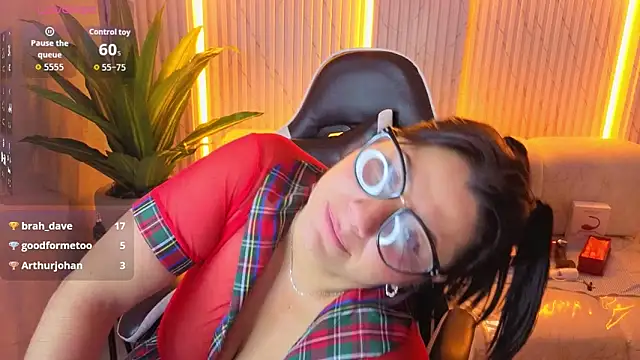 Snapshot of angele_roux_tp chatting on February 12, 2026, 8:03 am angele roux tp online show from February 12, 2026, 8:03 am