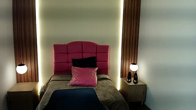 IvonneRoss  online show from February 5, 2026, 12:12 pm