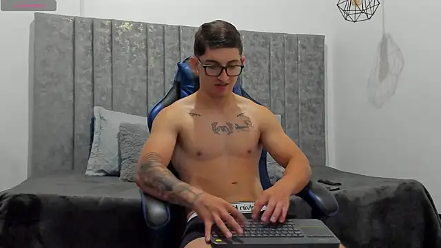 Calvin Hunter online show from June 3, 2026, 2:33 pm