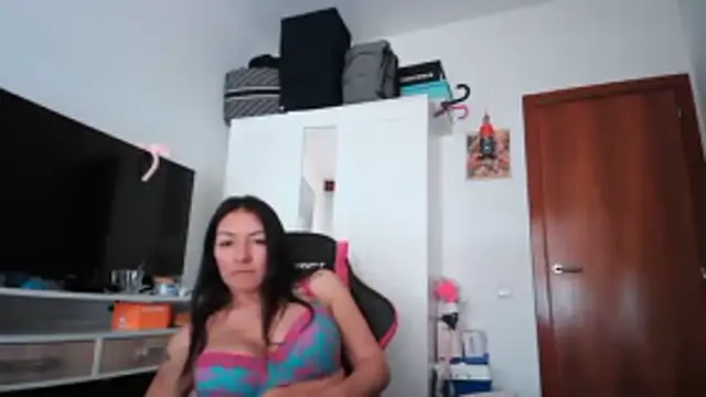 Snapshot of Yulian_Milf chatting on February 11, 2026, 2:06 pm Yulian Milf online show from February 11, 2026, 2:06 pm