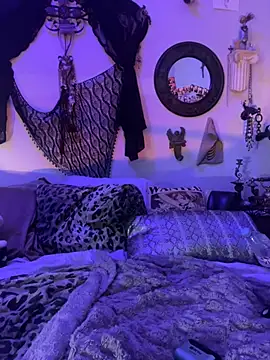 Snapshot of luxxlola chatting on April 8, 2026, 11:33 am luxxlola online show from April 8, 2026, 11:33 am