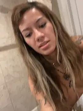 luxxlola online show from February 3, 2026, 7:13 am