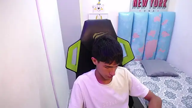 Akyra latinn online show from April 2, 2026, 5:03 am