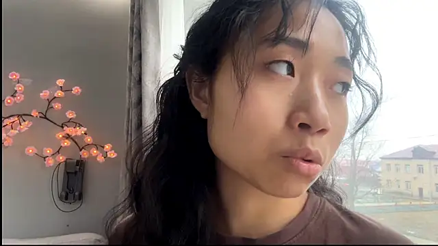 SweetMiaXO online show from April 21, 2026, 1:42 am