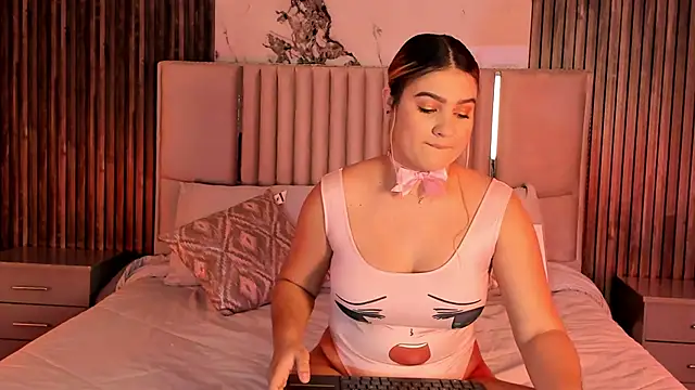 Snapshot of Liiahfontaine chatting on February 2, 2026, 11:42 am Liiahfontaine online show from February 2, 2026, 11:42 am