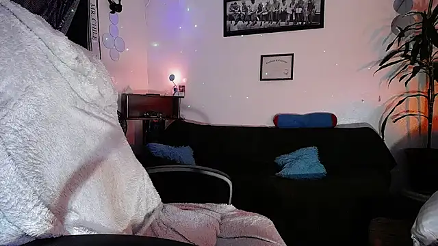 tiancam online show from April 17, 2026, 4:04 am