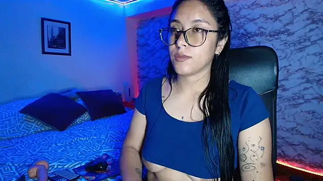 Snapshot of Camila_IRoose chatting on February 15, 2026, 4:35 am Camila IRoose online show from February 15, 2026, 4:35 am