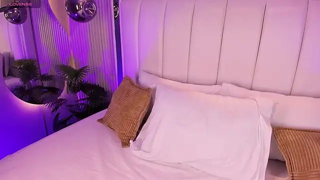 ViolettaColinss online show from April 16, 2026, 11:33 am