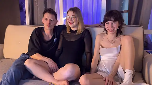 Three Some Dream online show from February 9, 2026, 3:32 pm