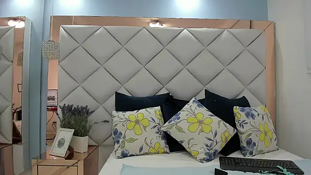 crystalstonee online show from April 21, 2026, 9:43 pm