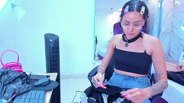 Snapshot of crystalstonee chatting on February 17, 2026, 10:07 pm crystalstonee online show from February 17, 2026, 10:07 pm