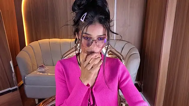 Snapshot of Alina_b_ chatting on February 24, 2026, 8:10 pm Alina b online show from February 24, 2026, 8:10 pm