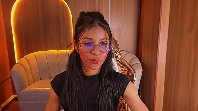 Snapshot of Alina_b_ chatting on May 27, 2026, 1:57 am Alina b online show from May 27, 2026, 1:57 am