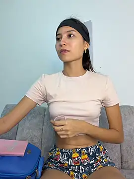 Snapshot of velvetluna_ chatting on April 30, 2026, 2:24 pm velvetluna online show from April 30, 2026, 2:24 pm