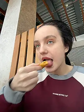 Snapshot of MiaTee chatting on February 8, 2026, 4:10 am MiaTee online show from February 8, 2026, 4:10 am