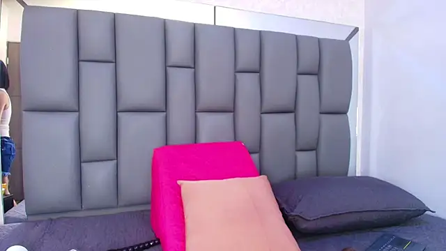 melany roberts  online show from April 11, 2026, 3:14 am