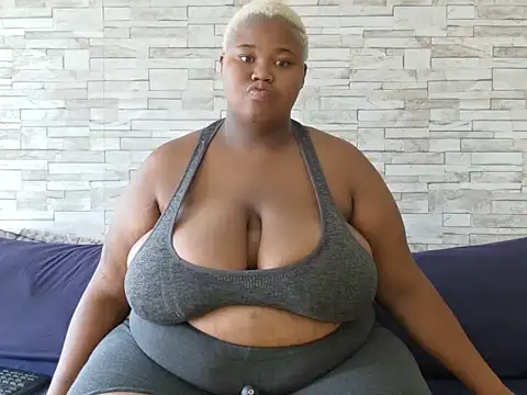 Snapshot of BustyBmw chatting on February 22, 2026, 10:28 am BustyBmw online show from February 22, 2026, 10:28 am