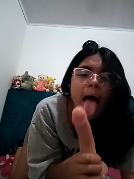 luna velveth online show from March 12, 2026, 5:28 pm