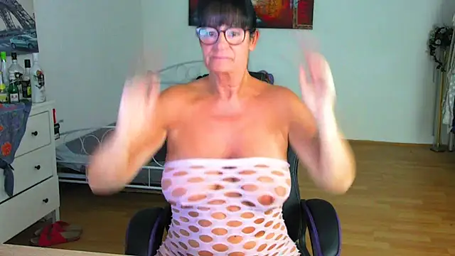 Snapshot of Sylly chatting on September 10, 2025, 6:45 am Sylly online show from September 10, 2025, 6:45 am
