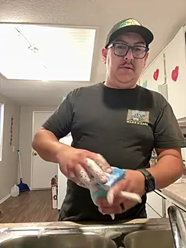 Snapshot of Skizm1986 chatting on February 10, 2026, 5:45 pm Skizm1986 online show from February 10, 2026, 5:45 pm