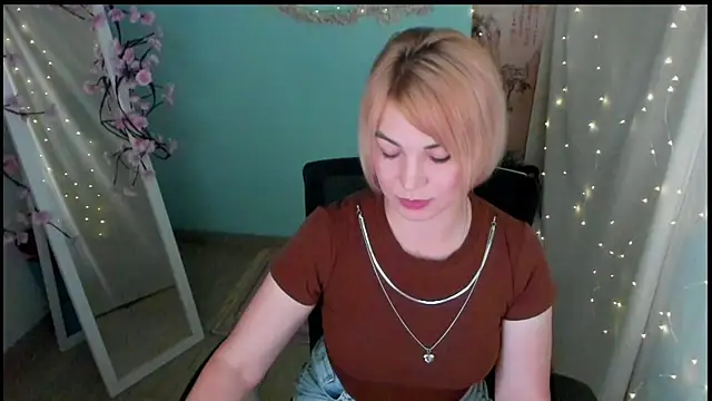 Snapshot of CuttieEmma chatting on June 16, 2026, 1:11 pm CuttieEmma online show from June 16, 2026, 1:11 pm