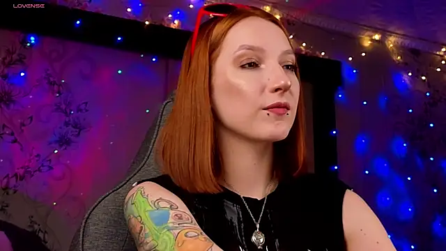 Vamp Mila online show from April 13, 2026, 1:37 pm