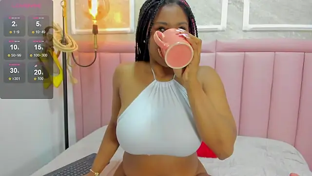 Snapshot of Luna_cocoa chatting on February 10, 2026, 12:37 pm Luna cocoa online show from February 10, 2026, 12:37 pm