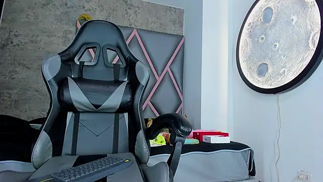 Snapshot of Emily-Queen03 chatting on February 19, 2026, 11:40 am Emily-Queen03 online show from February 19, 2026, 11:40 am