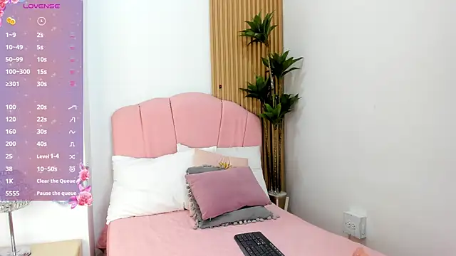 lara spaark online show from March 1, 2026, 7:14 pm