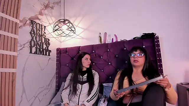 Valkiria-and-Dione online show from February 5, 2026, 7:21 pm