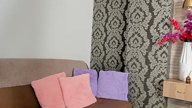 Charlotte-Wright online show from February 8, 2026, 11:41 am