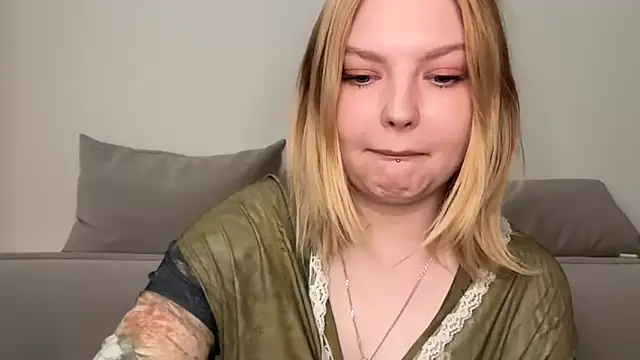 Snapshot of Ophelia_Ritz chatting on June 19, 2026, 7:03 am Ophelia Ritz online show from June 19, 2026, 7:03 am