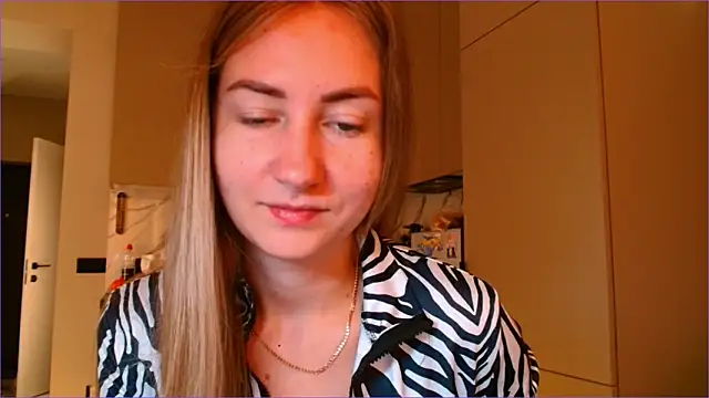 Snapshot of BluueSilk chatting on November 7, 2025, 6:18 am BluueSilk online show from November 7, 2025, 6:18 am