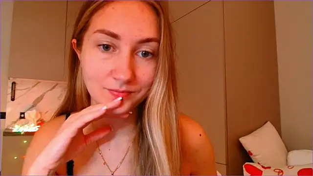 Snapshot of BluueSilk chatting on December 3, 2025, 8:25 am BluueSilk online show from December 3, 2025, 8:25 am