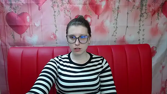Snapshot of LilianaShine chatting on May 8, 2026, 5:00 am LilianaShine online show from May 8, 2026, 5:00 am