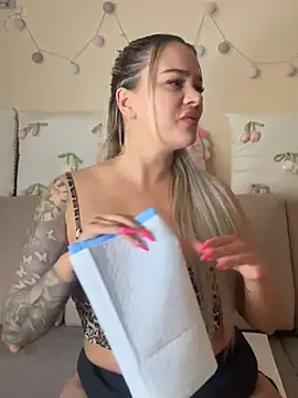 sexybatwomen33 online show from April 22, 2026, 6:53 am