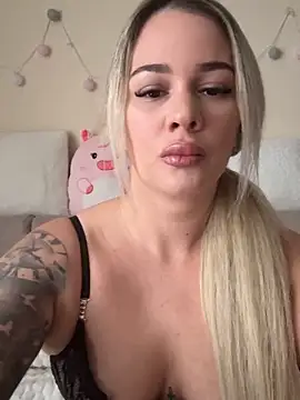 sexybatwomen33 online show from February 15, 2026, 12:59 pm